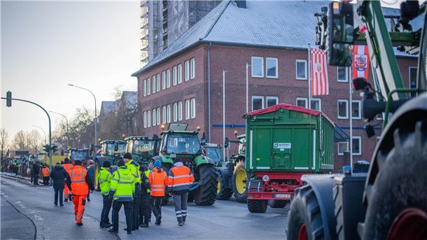 Bauernproteste: Mehr als 2000 demonstrieren in Aurich - Scholz: „Galgen sind keine Arguemente“ Blockade vor der Stadtverwaltung.