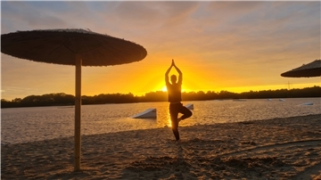 Blue Bay Wasserpark Spadener See, neues Angebot Yoga am Strand.