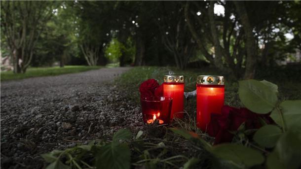 Nackter Mann tötet Joggerin in Schweizer Park Blumem und Kerzen liegen im Park an dem Tatort im schweizerischen Männedorf.
