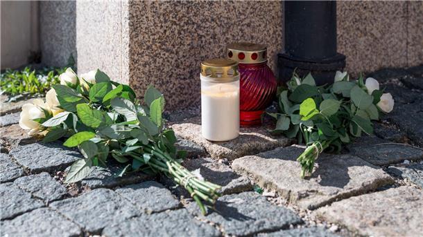 Blumen an der Zufahrtsstraße zum Kinder- und Jugendhilfezentrum in Wunsiedel, wo eine Zehnjährige tot aufgefunden wurde.
