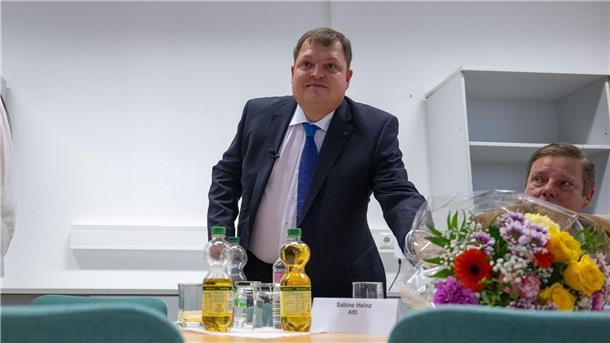AfD-Politiker als Landrat und Bürgermeister vereidigt Blumen für den neuen Bürgermeister von Raguhn-Jeßnitz: Hannes Loth von der AfD.