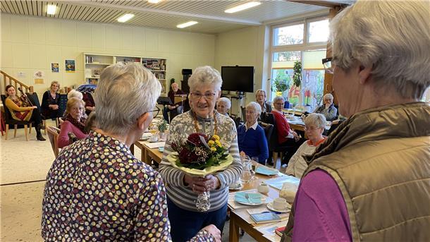 Blumen gab es für Gruppenleiterin Adeline Krupp. Gemeinsam mit ihrem Ehemann Horst hat sie die Plattdeutsch-Gruppe vor 15 Jahren ins Leben gerufen.