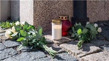 Blumen in der Nähe des Kinder- und Jugendhilfezentrums, in dem eine Zehnjährige tot aufgefunden wurde.