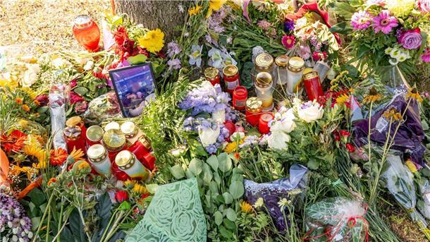 Prozess um „Doppelgängerinnen-Mord“ soll im Januar beginnen Blumen, Kerzen und Bilder sind im August 2022 nahe des Fundorts einer weiblichen Leiche zum Gedenken abgelegt worden.