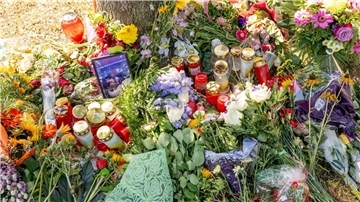 Blumen, Kerzen und Bilder sind im August 2022 nahe des Fundorts einer weiblichen Leiche zum Gedenken abgelegt worden.