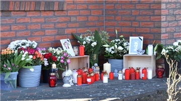 Blumen, Kerzen und Fotos erinnern vor ihrem Wohnhaus an Ekaterina B.