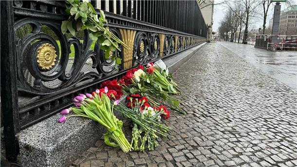 Reaktionen auf Anschlag in Moskau: Bundesregierung entsetzt Blumen liegen am Zaun der Russischen Botschaft in Berlin: Bei einem Anschlag auf das Veranstaltungszentrum Crocus City Hall ist die Zahl der Toten nach Angaben der Ermittler weiter gestiegen.