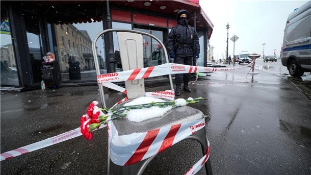 Blumen liegen auf einem Stuhl nahe des Explosionsortes, dem Café „Street Bar“ in St. Petersburg.