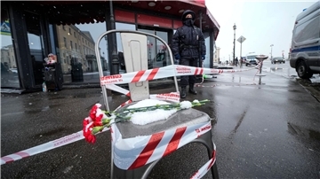 Blumen liegen auf einem Stuhl nahe des Explosionsortes, dem Café „Street Bar“ in St. Petersburg.