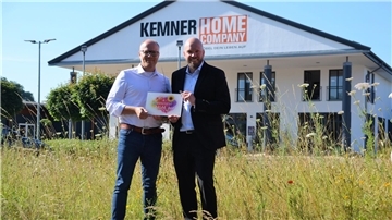 Blumen statt Rasen und Stein: Thomas Kuberski (links) und Nils Kuiper freuen sich über das blühende Firmenareal.
