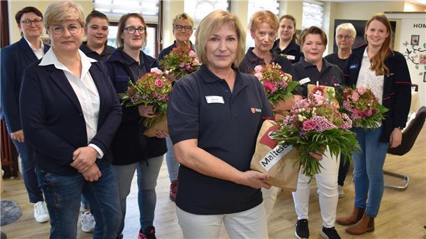 Blumen und Geschenke der Malteser gab es vor der ersten Dienstbesprechung auch für die Pflegekräfte (von links): Uljana Kalinowski und Irina Scheifel von der Pflegedienstleitung des Ambulanten Pflegedienstes der Malteser Wesermarsch, die Pflegekräfte Larissa Bohlen, Jessica Hahner, Helga Prophet, Heike Hatscher, Meike Bolting, Vanessa Reimers, Valentina Spiekermann und Heikea Bruns sowie die Dienstleiterin Netzwerk Pflege der Malteser im Oldenburger Land, Pia Kaling.