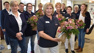Blumen und Geschenke der Malteser gab es vor der ersten Dienstbesprechung auch für die Pflegekräfte (von links): Uljana Kalinowski und Irina Scheifel von der Pflegedienstleitung des Ambulanten Pflegedienstes der Malteser Wesermarsch, die Pflegekräfte Larissa Bohlen, Jessica Hahner, Helga Prophet, Heike Hatscher, Meike Bolting, Vanessa Reimers, Valentina Spiekermann und Heikea Bruns sowie die Dienstleiterin Netzwerk Pflege der Malteser im Oldenburger Land, Pia Kaling.