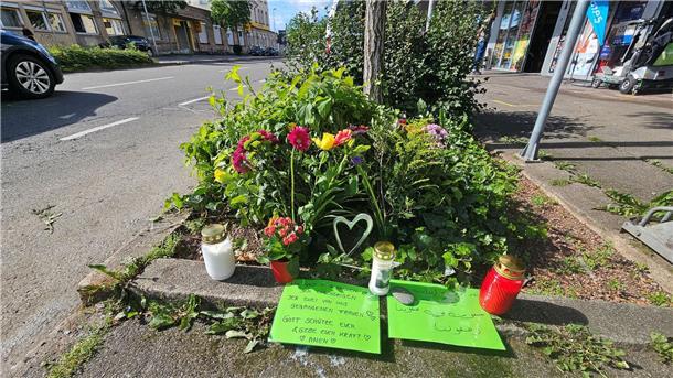 Auto erfasst drei Fußgänger an Ampel - Suche nach Ursache Blumen und Grablichter sind an der Unfallstelle aufgestellt worden.