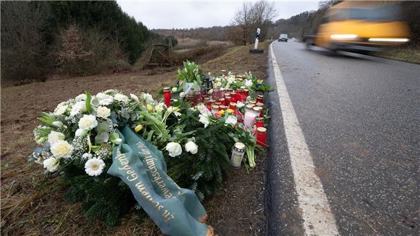 Angeklagte im Polizistenmordprozess schuldfähig Blumen und Kerzen am Tatort, an dem Ende Januar 2022 bei Kusel zwei Polizeibeamte bei einer Verkehrskontrolle erschossen wurden.