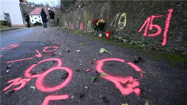 Entsetzen in Illerkirchberg - Haftbefehl wegen Mordes Blumen und Kerzen am Tatort in Illerkirchberg.