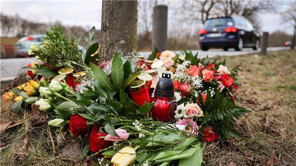 Vier Jahre Haft für Todesfahrt von Neumünster Blumen und Kerzen an der Unfallstelle in Neumünster. Dort starben drei Fußgänger.