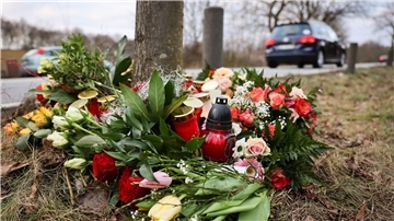 Blumen und Kerzen an der Unfallstelle in Neumünster. Dort starben drei Fußgänger.