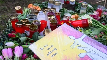 Blumen und Kerzen erinnern in Wunstorf-Blumenau nahe Hannover an den ermordeten 14-jährigen Jungen.