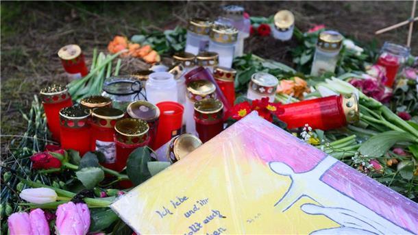 14-Jähriger wegen Mordes vor Gericht in Hannover Blumen und Kerzen im Januar 2023 in Wunstorf am Fundort der Leiche des 14-Jährigen.