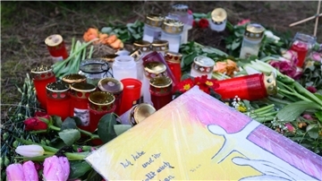 Blumen und Kerzen im Januar 2023 in Wunstorf am Fundort der Leiche des 14-Jährigen.