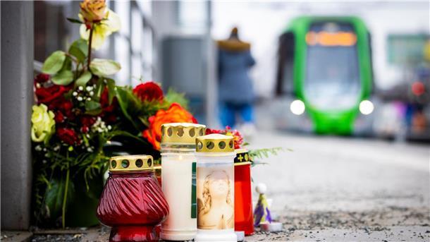 Blumen und Kerzen liegen an einem Bahnsteig der Stadtbahnhaltestelle „Fiedelerstraße“.