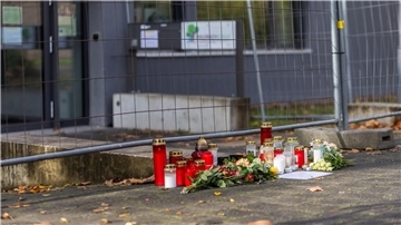Blumen und Kerzen liegen vor der Waldbachschule in Offenburg. Dort soll ein 15-jähriger Schüler einen Gleichaltrigen erschossen haben.