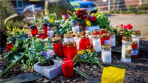 Gedenken an die vier Opfer tödlicher Schüsse Blumen und Kerzen liegen vor einem Einfamilienhaus.
