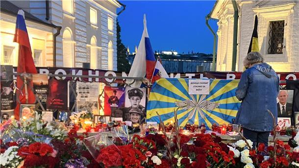 Söldnerchef Prigoschin laut Pressedienst schon beerdigt Blumen und Kerzen: Menschen gedenken in Moskau dem toten Söldnerchef Prigoschin.