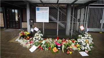 Blumen und Kerzen vor dem Eingangsbereich des Gemeindehauses der Zeugen Jehovas.