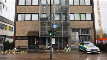 Blumen und Kerzen vor dem Eingangsbereich des Gemeindehauses der Zeugen Jehovas in Hamburg.