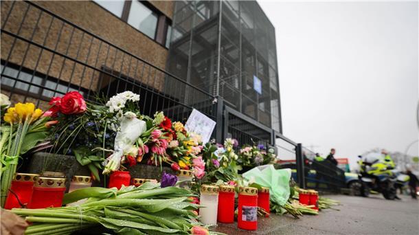 Amoklauf bei Zeugen Jehovas: Auch nach Mitwissern gesucht Blumen und Kerzen vor dem Eingangsbereich eines Gemeindehauses der Zeugen Jehovas. Nach der Amoktat in den Räumen der Zeugen Jehovas in Hamburg dauern die Ermittlungen weiter an.