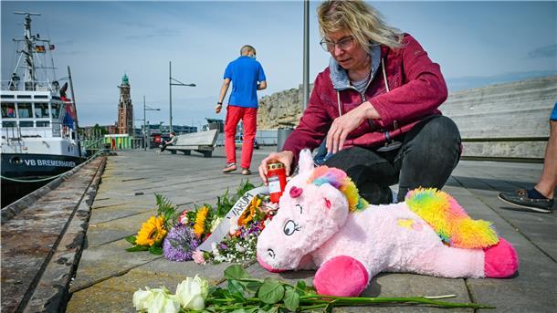 Blumen und Stofftiere sollen auf der Seebäderkaje an die Zehnjährige und auch ihre Mutter erinnern. Wie Heike Schröder gedachten am Freitag mehrere Menschen der Toten.