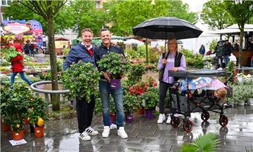 "Blumenkönig" Roberto Saarloos mit seinen Kunden Julian und Carina Neuhaus.