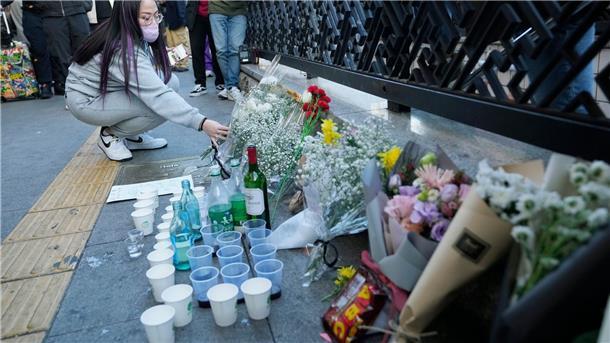 Massenpanik in Seoul - Mehr als 150 Tote Blumensträuße zum Gedenken an die Opfer der tödlichen Massenpanik in Seoul.