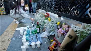 Blumensträuße zum Gedenken an die Opfer der tödlichen Massenpanik in Seoul.