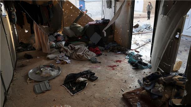 Tote und Verletzte bei Angriff mit Streumunition in Syrien Blutspuren im Flüchtlingscamp Maram, das beschossen wurde.