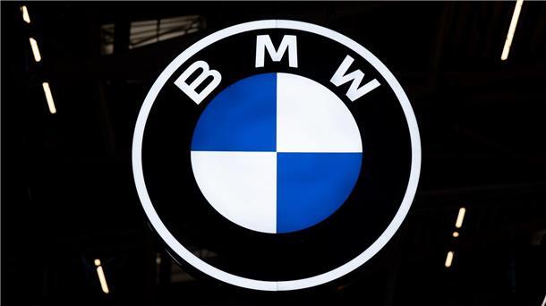 BMW bekommt die Krise zu spüren, bewältigt sie bisher aber besser als die heimische Konkurrenz.