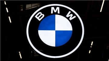 BMW bekommt die Krise zu spüren, bewältigt sie bisher aber besser als die heimische Konkurrenz.