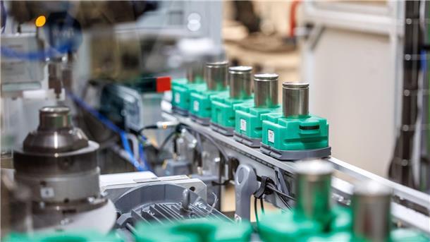 BMW kritisiert Bundesregierung und EU BMW-Rundzellen im Kompetenzzentrum für Batteriezellfertigung in Parsdorf.