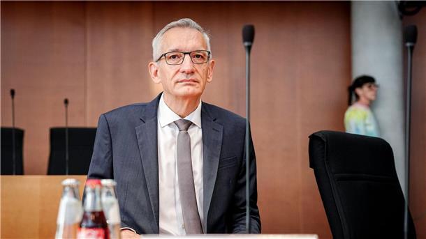 Nachrichtendienste zu Russland: bestenfalls „eisiger Friede“ BND-Präsident Martin Jäger warnt vor einer Eskalation mit Russland: „Wir stehen schon heute im Feuer.“