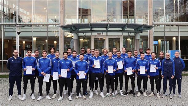 Ex-Weltmeister Boateng besteht Trainer-Prüfung Boateng & Co. durften sich über die Trainer-Zertifikate freuen.
