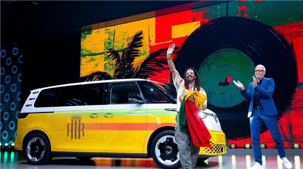 Bilder des Tages Bob Marleys Sohn trifft VW-Nutzfahrzeuge-Chef – und der ID.Buzz groovt mitten auf der IAA-Bühne.