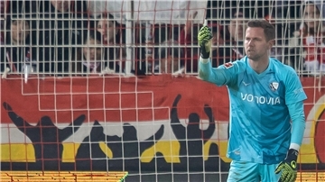 Bochums Keeper Patrick Drewes hält das Feuerzeug hoch, das ihn getroffen hat.