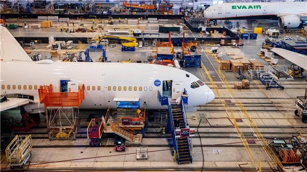 Auch Boeing erwartet bis 2042 Verdopplung der Flugzeugflotte Boeing-Mitarbeiter montieren ein Flugzeug des Typs „Boeing 787“ im Hauptmontagegebäude auf dem Boeing-Campus in der US-Stadt North-Charleston.