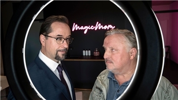 Boerne (l, Jan Josef Liefers) und Thiel (Axel Prahl) in einer Szene aus dem „Tatort - MagicMom“.