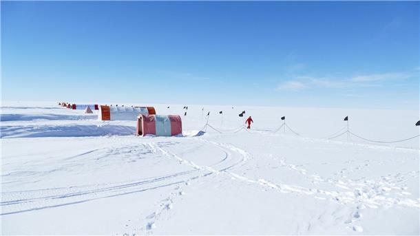 Bohr- und Wohnzelte einer Expedition am Skytrain Ice Rise in der Westantarktis.