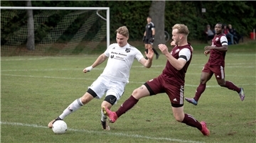 Bokels Moritz Schnabel (links) spielt den Ball vor dem Stoteler Nico Solle.