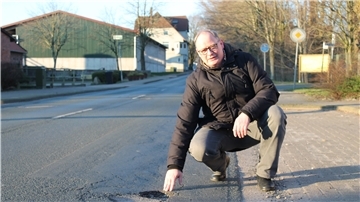 Bokels Ortsvorsteher Stefan Somnitz (SPD) auf der L134.