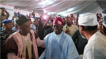 Bola Ahmed Tinubu (m.) feiert mit Anhängern in der Wahlkampfzentrale seiner Partei in Abuja.
