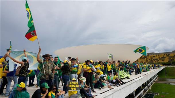 Bolsonaro-Anhänger stehen auf dem Dach des Kongressgebäudes in Brasília.